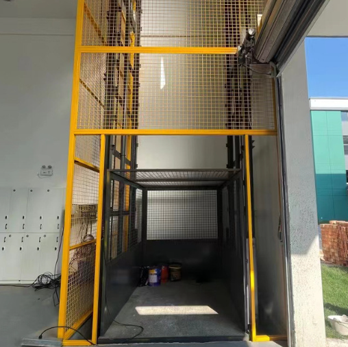 思明导轨式升降机助力物流园破解运输难题